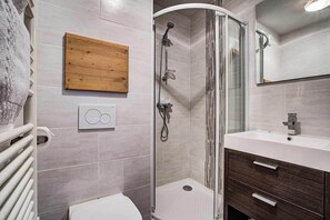 Douche, sèche-cheveux, serviettes fournies, papier toilette