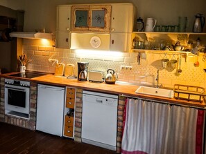Kühlschrank, Ofen, Wasserkocher mit Kaffee-/Teezubehör, Wasserkocher