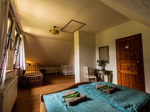 2 bedrooms, travel crib, bed sheets