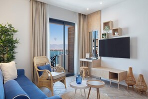 Deluxe-studiosviitti, 1 makuuhuone, näköala satamaan, meren rannalla | Oleskelualue | 52–tuumainen LED-televisio, jossa satelliittikanavat