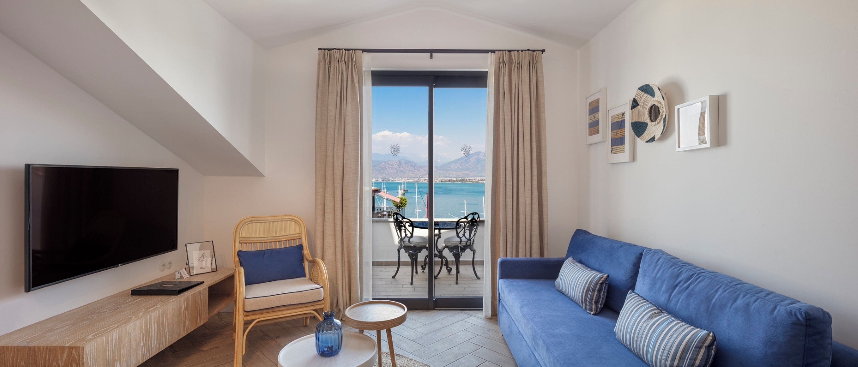 Suite estudio Deluxe, 1 habitación, vistas al puerto, mirando al mar | Zona de estar | Televisión LED de 52 pulgadas con canales por satélite, suelo radiante