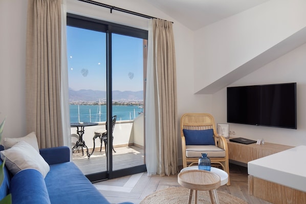 Deluxe Studio Suite, 1 Bedroom, Harbour View, Sea Facing | Living area