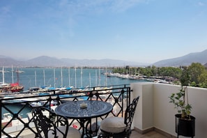 Deluxe Studio Suite, 1 Bedroom, Harbour View, Sea Facing | Balcony view