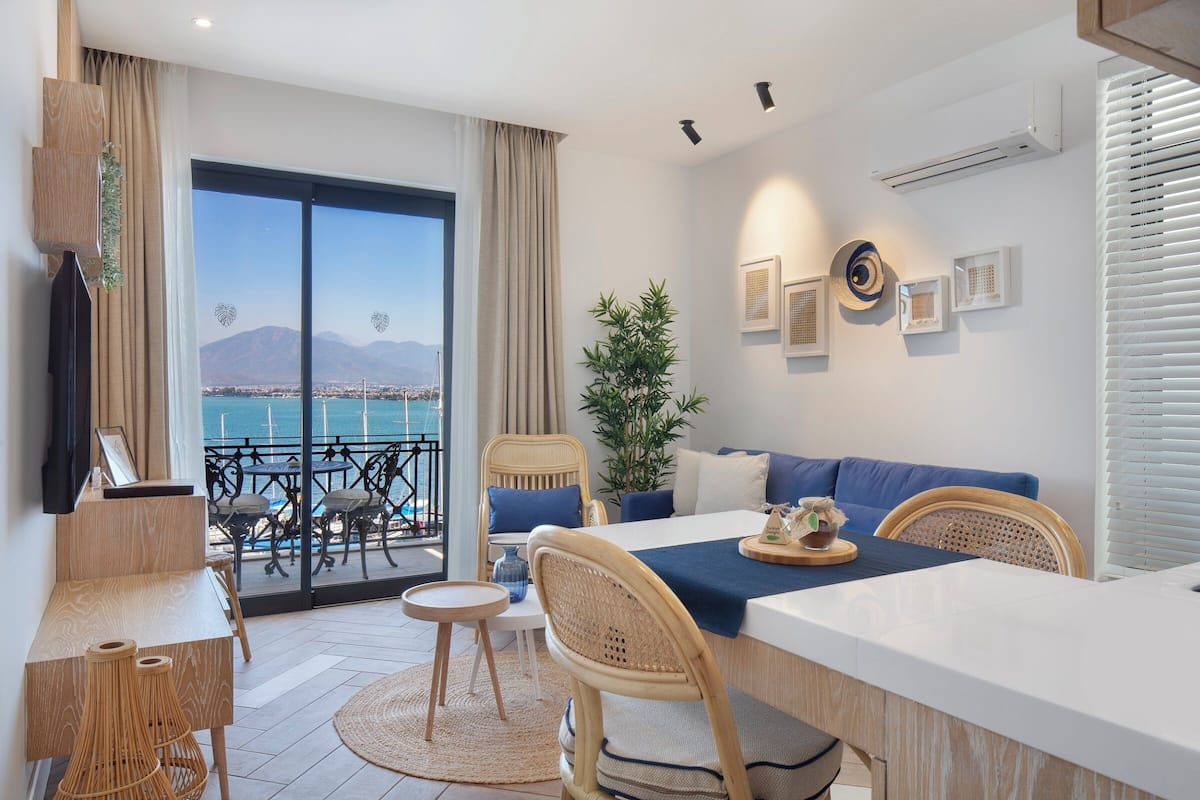 Studiosvit Deluxe - 1 sovrum - utsikt mot hamnen - mot havet | Vardagsrum | 52-tums LED-tv med satellitkanaler och golvvÀrme