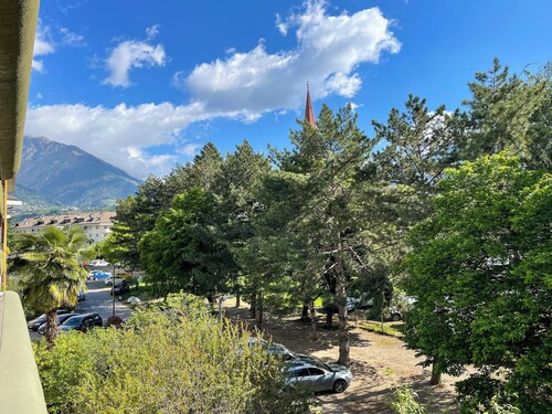 Brandneue Ferienwohnung "Alex" in Zentrumsnähe mit Bergblick, WLAN & Balkon