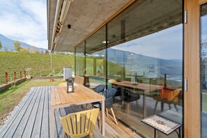 Outdoor dining - Villa "Vogelnest” with Mountain View, Wi-Fi, Terrace & Garden (Brixen)