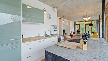 Frigorifero, forno, piano cottura, lavastoviglie