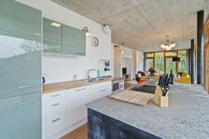 Jääkaappi, uuni, liesi, astianpesukone