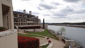 Un hôtel doté d’une cour intérieure, d’une fontaine et offrant une vue sur un lac.