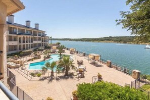 Alberca techada y alberca climatizada