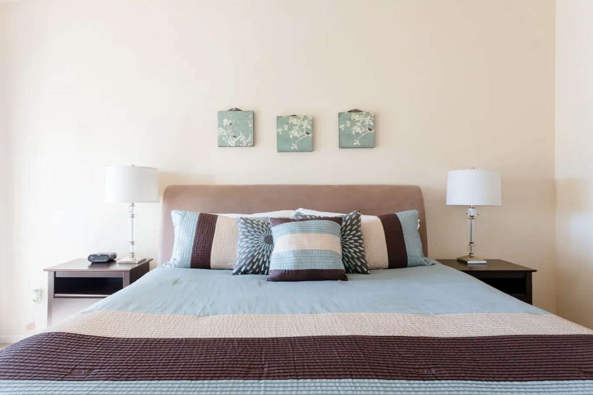 Monthly rates! Lake Views, 3 Pools, Gated Community, Gym, Free WiFi, Cable, Covered Parking