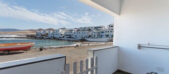 Casa de vacaciones 'Caleta de Caballo' directamente junto al mar con vistas al mar y terraza
