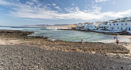 Holiday Home ‘Caleta de Caballo’ directly by the Sea with Sea View & Terrace