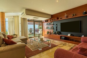 TV, stereo - Villa "Albella" with Sea View, Garden, Terraces, Pool, Sauna, Whirlpool & Gym (San Bartolone de Tirajana)