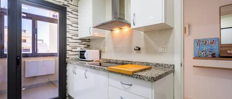 ثلاجة، ميكروويف، موقد طهي مسطح، غسالة أطباق