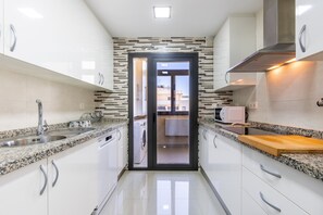 Fridge, microwave, stovetop, dishwasher - Apartamento Playa Marinsa with Shared Pool, AC, Balcony & WiFi (Torre del mar)