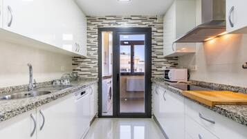 Fridge, microwave, stovetop, dishwasher