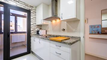 Cafetera y tetera, refrigerador, microondas y parrilla de estufa