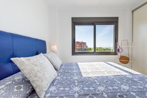 3 slaapkamers, een strijkplank/strijkijzer, gratis wifi, beddengoed