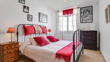 3 slaapkamers, een strijkplank/strijkijzer, gratis wifi, beddengoed