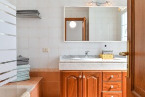 Bathtub, hair dryer, towels - Villa "Rústica" close to the Beach with Sea and Mountain Views, Pool & Terraces (Matagorda)
