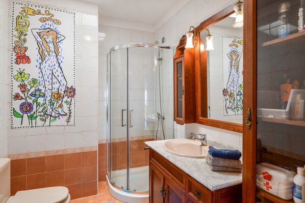 Badekar, hårføner og håndklær