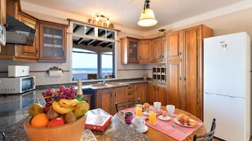 KĂŒhlschrank, Mikrowelle, Ofen, Herdplatte