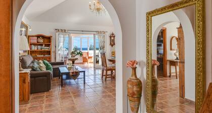 Villa "Rústica" nahe dem Strand mit Blick auf das Meer und die Berge, Pool & Terrassen