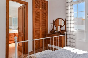 3 bedrooms, iron/ironing board, free WiFi, bed sheets - Villa "Rústica" close to the Beach with Sea and Mountain Views, Pool & Terraces (Matagorda)