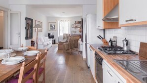 Una cocina moderna con armarios de madera, estufa a gas y lavavajillas.