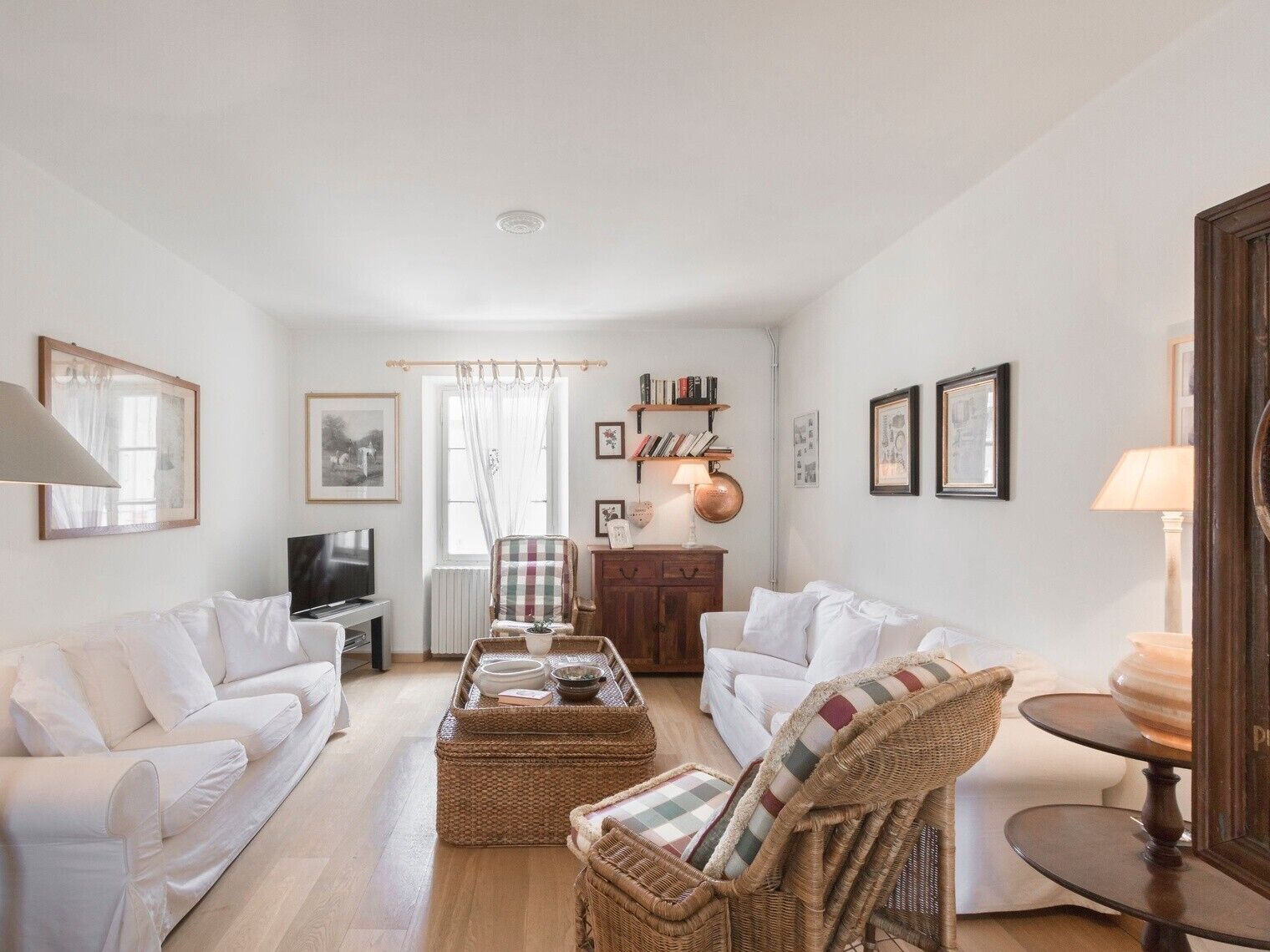 TV, caminetto, lettore DVD, tavolo da ping pong