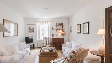 TV, caminetto, lettore DVD, tavolo da ping pong