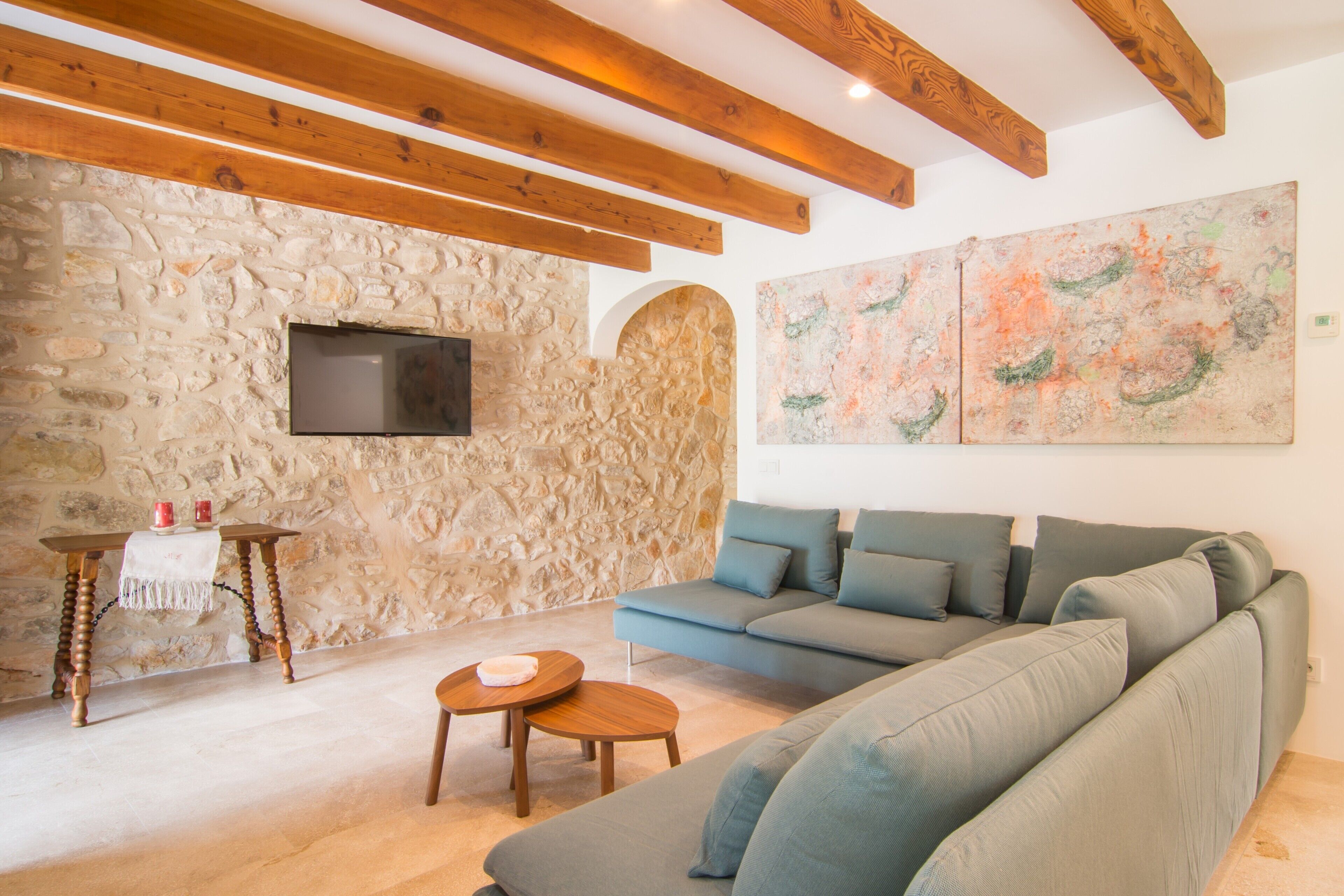 Télévision, cheminée, lecteur de DVD