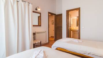 5 bedrooms, iron/ironing board, free WiFi, bed sheets