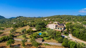 A house with a swimming pool surrounded by trees and hills. - Stunning Holiday Home “Finca Rafal” with Garden, Pool, Terraces & WiFi; Parking Available (Son Servera)