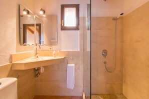 Douche, séchoir à cheveux, serviettes fournies