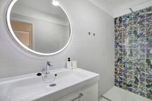 Shower, hair dryer, towels