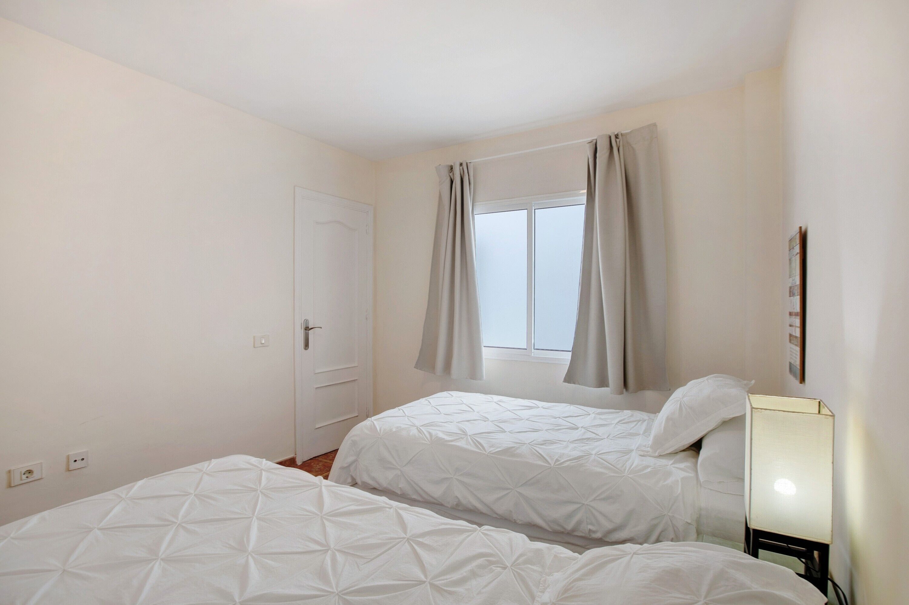 2 slaapkamers, een strijkplank/strijkijzer, gratis wifi, beddengoed