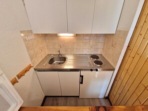 Een koelkast, een microgolfoven