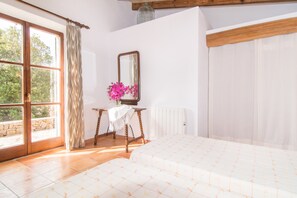 1 slaapkamer, een strijkplank/strijkijzer, gratis wifi, beddengoed