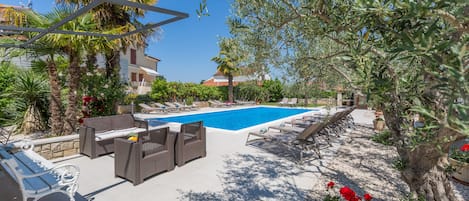 Una piscina al aire libre