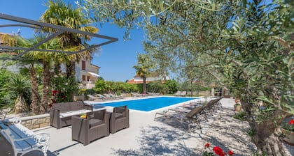 Vacation apartment with pool (60m2), 4 persons, garden, air-conditioned,barbecue