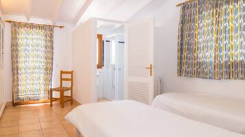 3 slaapkamers, een strijkplank/strijkijzer, gratis wifi, beddengoed