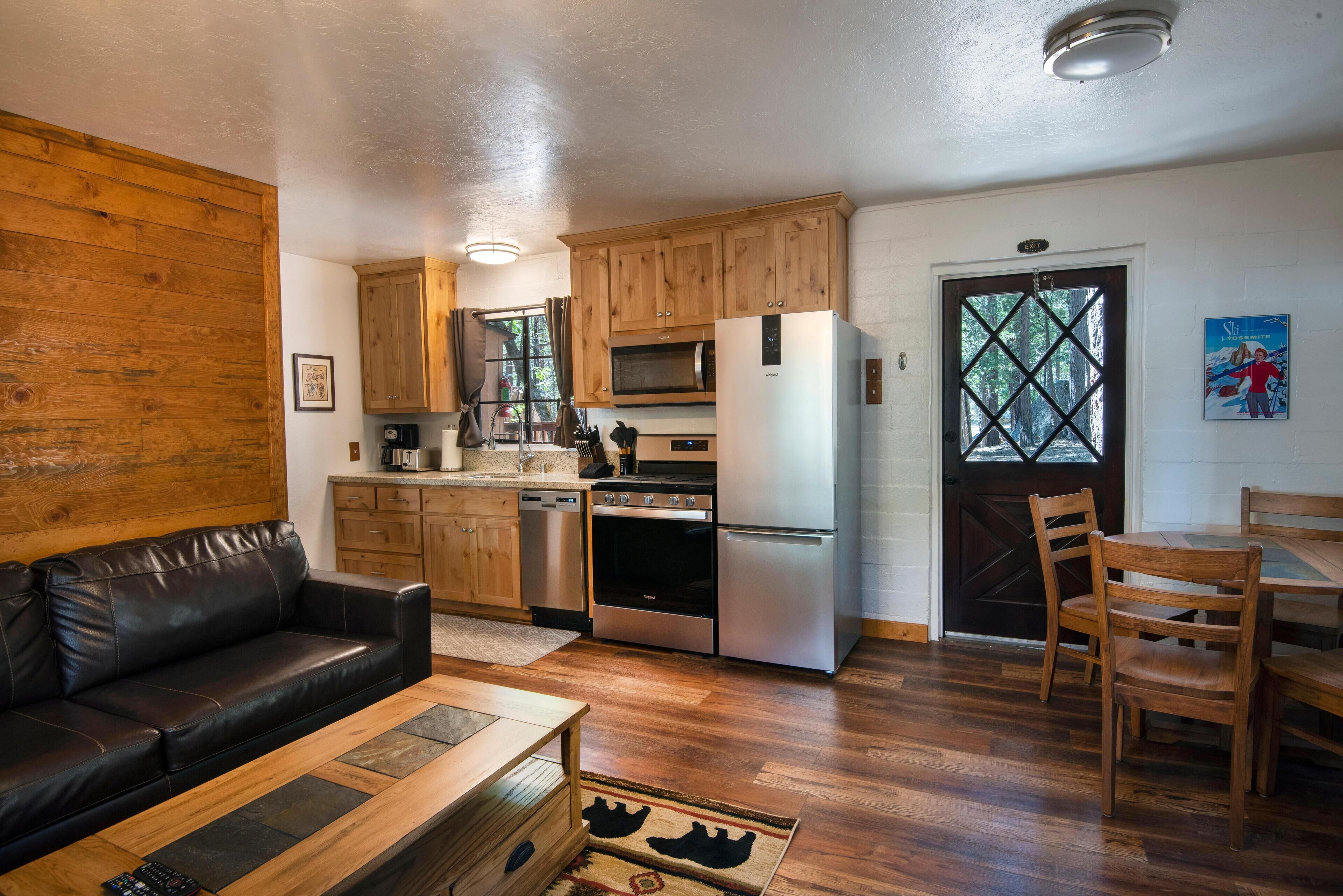 Jääkaappi, mikroaaltouuni, uuni, liesi