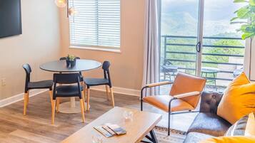 Televisión y chimenea