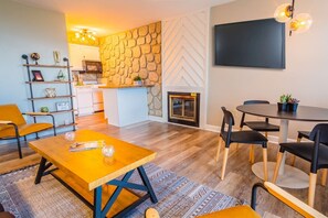 Dining - The Higher the Hair - 2BR Condo for 4 facing Park, Wifi (Gatlinburg)