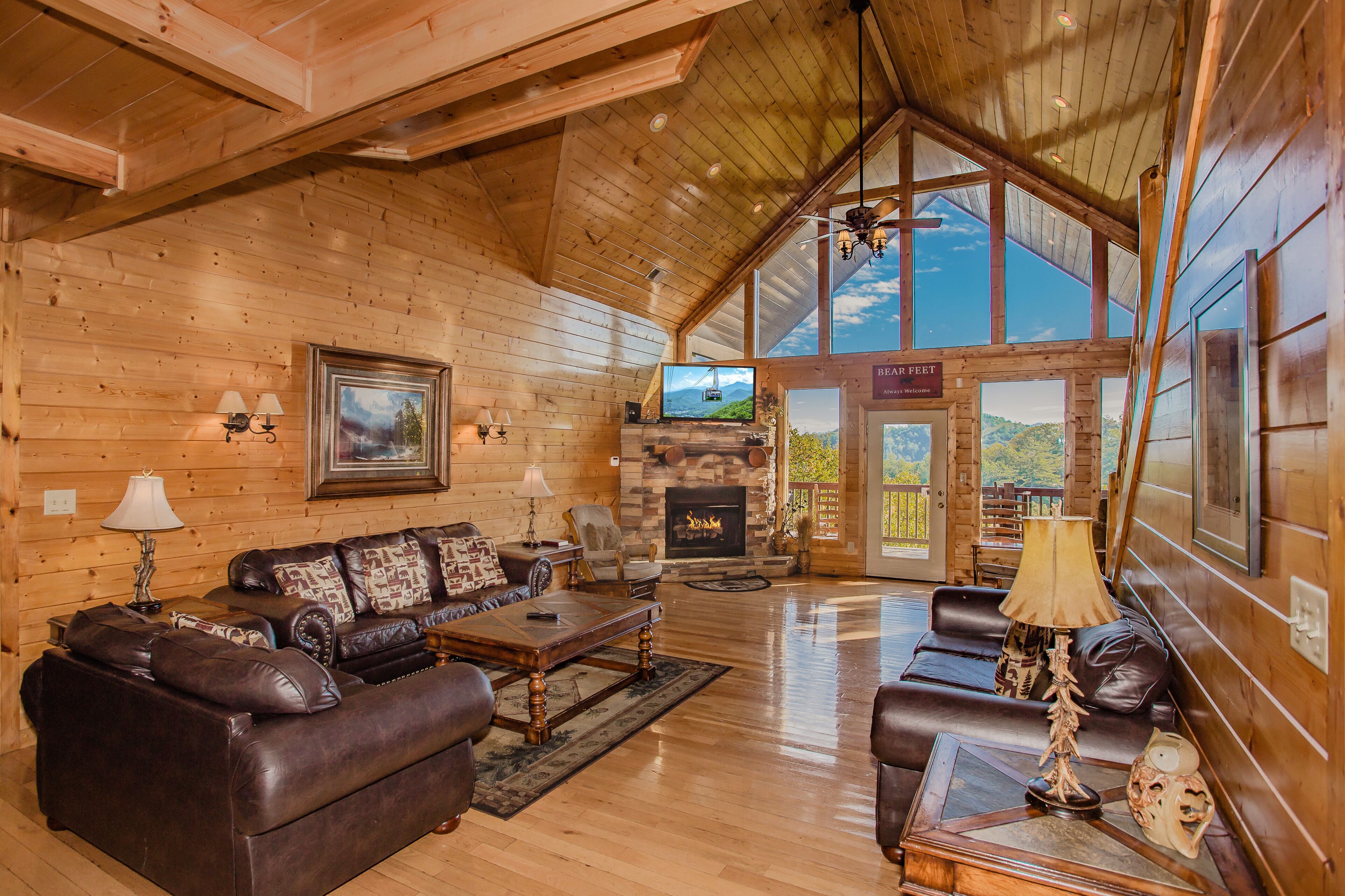 Tv, eldstad, tv-spel och bordsfotboll