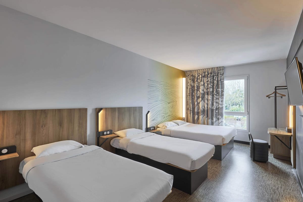 Habitación cuádruple | Escritorio, insonorización, wifi gratis y ropa de cama