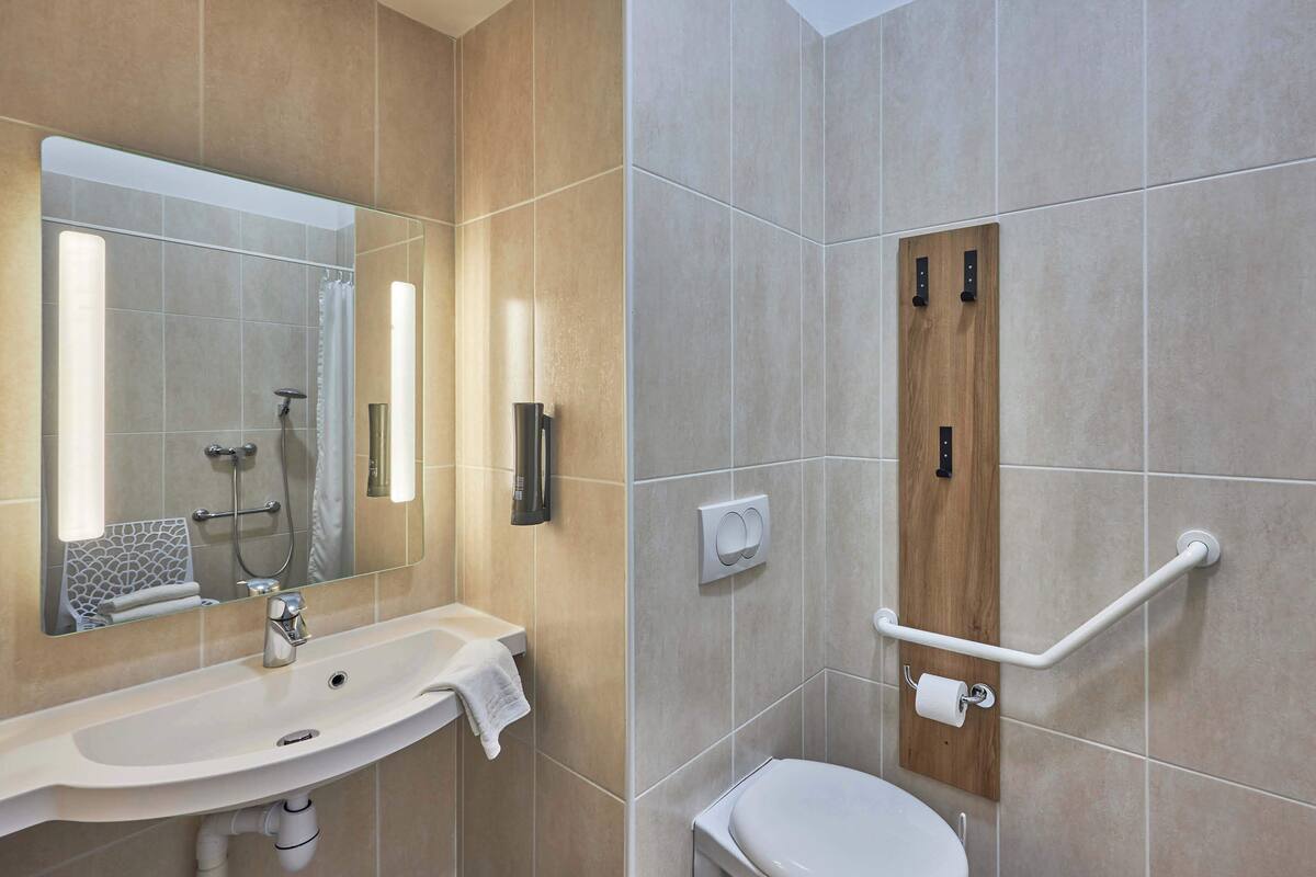 double room, mobility accessible | bathroom | shower, towels