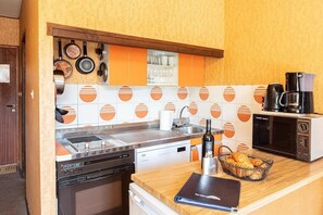 Een koelkast, een microgolfoven, een oven, een kookplaat
